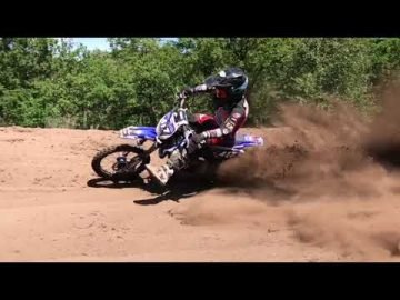 Yamaha yz 65 in the deep sand of Berghem